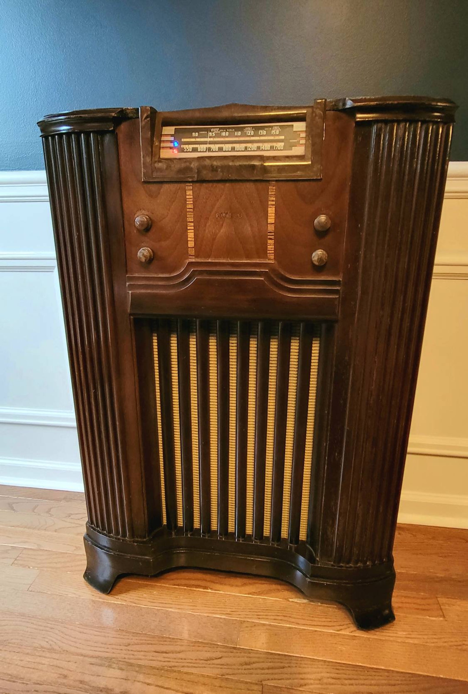 Vintage Radio Cabinet with Bluetooth and Modern Speakers